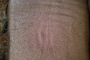چگونه یک سوراخ سوختگی روی مبل را تعمیر کنیم