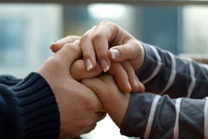 كم كم دست یكدیگر را فشار دادیـم، دسـت او گرمـای لطیفی داشت