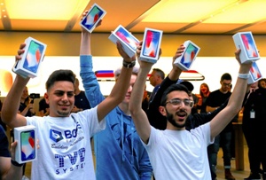 چهره اولین نفرهایی که آیفون ایکس خریدند پس از خروج از فروشگاه اپل! عکس