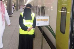 زنان برقع پوش خدمه قطار در عربستان! عکس