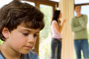 مادر همسرم از بچه هایم برای جاسوسی استفاده می کند