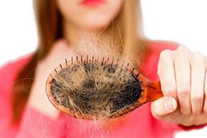 آب پیاز چگونه می تواند از ریزش موهایم جلوگیری کند؟