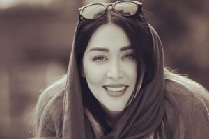 سلفی سارا منجزی در حرم امام رضا (ع)!