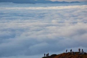 عکس بی نظیری از هجوم ابر ها به روستای فیلبند مازندران