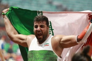 تصویری احساسی از احسان حدادی در آغوش پدرش