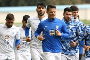 بازیکنان استقلال: تماشاگران را به تمرین راه ندهید, روی ماشین ما خط می اندازند!