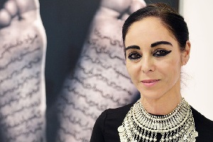 شیرین نشاط، از "زنان خدا" تا "زنان بدون مردان" + عکس