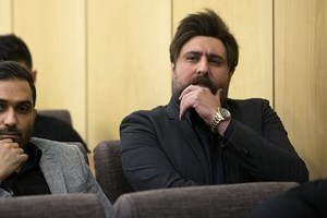 هجوم برای گرفتن سلفی با محمد علیزاده در مراسم ختم بهنام صفوی! عکس