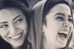 الناز حبیبی با پوششی شبیه پتو در خیابان! عکس
