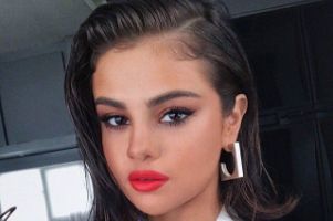 خالکوبی سلنا گومز به زبان عربی برروی بدنش + عکس