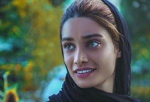 خانم هنرپیشه در ورزشگاه مشغول تماشای بازی سردار آزمون! عکس