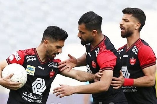رفتار زشت بازیکنان پرسپولیس در زمان اعلام ضربه پنالتی