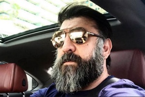 عکس عجیب و جنجالی علی انصاریان روی تخت بیمارستان