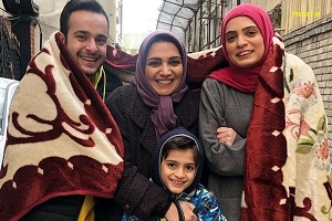 شاهکاری جدید در تلویزیون: سشوار مو از روی روسری! + عکس