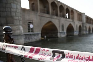 انسداد سی و سه پل در پی حوادث اخیر