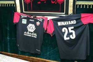 رونمایی از پیراهن مشکی پرسپولیس به یاد مهرداد میناوند