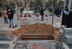 عکس: دایی و علی کریمی و ورویا غفوری در مراسم خاکسپاری علی انصاریان