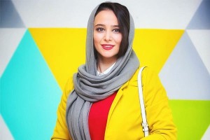 عکس هنری الناز حبیبی با شیشه نوشابه کوکاکا