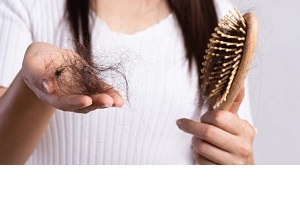 چرا پس از کرونا موها ریزش پیدا می کنند؟چطور درمان می شود؟