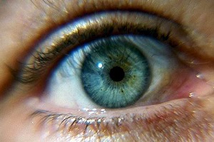 آیا اختلال در غده تیروئید روی چشم ها اثر گذار است؟