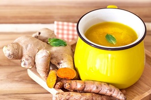 دمنوش عسل و زردچوبه معجزه ای برای روزهای کرونایی +طرز تهیه دمنوش