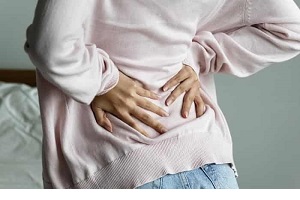 کمر درد در خانم ها چه دلیلی دارد؟