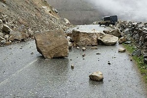 ریزش مرگبار سنگ در محور هراز 