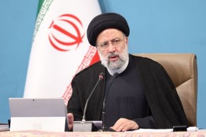 تصاویری از بی‌ تابی خواهر شهید رئیسی در منزلش