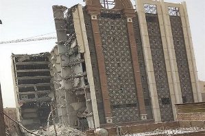 فرار شجاعانه دختر جوان از طبقات بالای متروپل + فیلم