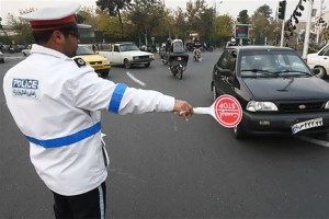 یک افسر پلیس راهور به گوله بسته شد