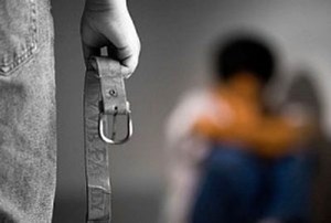 پدر، دخترش را به خاطر تماشای کارتون کتک زد!