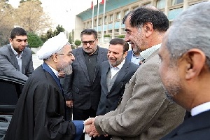 لبخند معنادار باهنر به روحانی