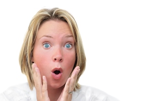 حمله زنبور 15 سانتی متری به یک زن!! عکس