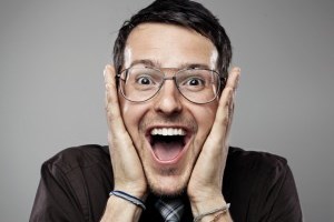 آرایشگری که با دهان موهای مشتری را کوتاه می کند!! عکس