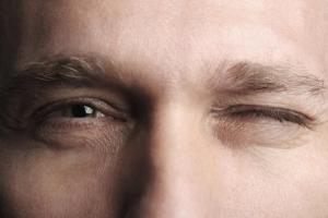 علت پرش پلک و لرزش آنی چشم چیست؟
