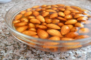 چرا بادام را قبل از خوردن باید در آب بخیسانیم؟