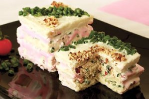 کیک مرغ را به عنوان یک پیش غذای عالی درست کنید