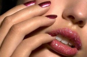 لب های تیره و سیاه را این روش روشن کنید!