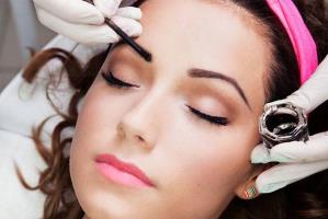 رنگ کردن ابرو به سبک آرایشگران حرفه ای در خانه