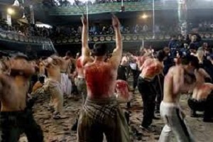 لخت شدن برای سینه زنی در عزاداری چه حکمی دارد؟