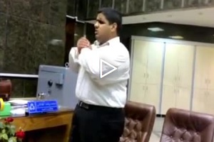 آوازخوانی پسر نابینای قائمشهری در بانک مرکزی