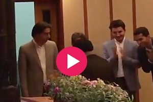 تلاش برای بوسیدن دست وزیر بهداشت