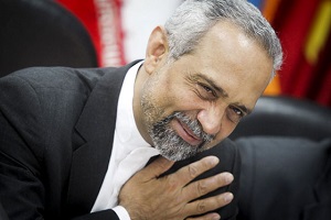 مردی با نگاه خصوصی در ساختمان پاستور