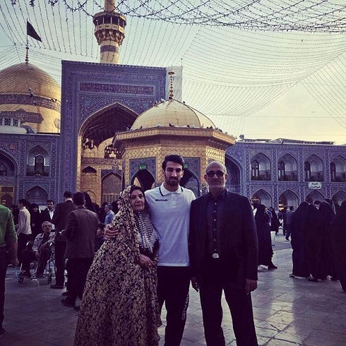 عکس حسین ماهینی در کنار پدر و مادرش