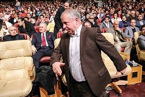 تصویری از علی پروین پای دیگ نذری