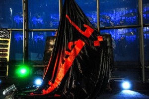 تصاویر نصب پرچم بارگاه حسینی دربرج میلاد