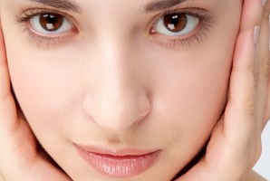 چگونه تیرگی لب هایمان را از بین ببریم؟