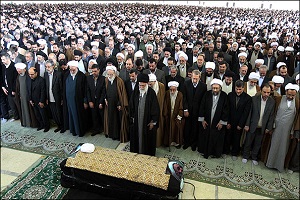 نماز رهبری بر پیکر آیت‌ الله مهدوی کنی +فیلم