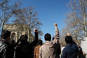تجمع دانشجویان مقابل وزارت امور خارجه